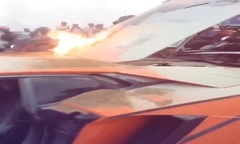 Clip: Lamborghini giá 29 tỷ đồng bất ngờ bốc cháy ngay trên phố