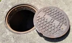 Cảnh sát huy động lực lượng tìm kiếm bé trai bị lũ cuốn xuống cống, dùng cả máy xúc để đào và cái kết không thể ngờ