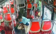 Clip: Kinh hãi xe buýt phanh gấp, bé trai 1 tuổi bị hất văng từ trên tay mẹ xuống đường