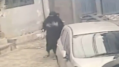 Clip: Đi bộ một mình trên phố, người phụ nữ bị gã biến thái sàm sỡ giữa ban ngày