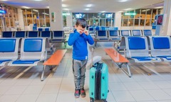 Bé trai 10 tuổi bị cha mẹ bỏ rơi ở sân bay chỉ vì thiếu giấy tờ tùy thân