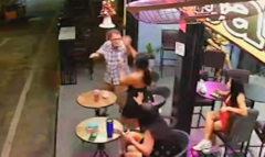 Clip: Người phụ nữ bị gã đàn ông đấm tới tấp sau khi từ chối lời mời uống nước