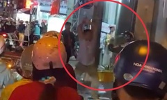Xác minh clip 2 người đàn ông cầm gậy đuổi đánh nhau trên đường ở TP.HCM
