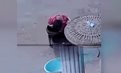 Bé trai ngã vào xô nước trong sân nhà, bà vội vàng chạy ra thì đã quá muộn
