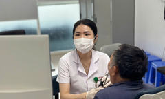 Mải xem điện thoại trong lúc ăn cơm, người đàn ông ở Hạ Long phải cấp cứu bệnh viện tuyến Trung ương