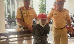 Khách có biểu hiện  "ngáo đá " hung hăng, tài xế Grap lái thẳng xe vào chốt CSGT