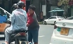 Tài xế taxi rút chìa khóa xe máy của cô gái ở hồ Con Rùa rồi bỏ đi: Hé lộ nguyên nhân ban đầu