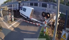 Clip: Cố băng qua đường ray bất chấp đèn đỏ, xe tải bị tàu hỏa tông biến dạng