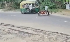Thót tim clip xe đạp tạt đầu xe ba bánh, cú va kinh hoàng khiến nhiều người văng xuống đường