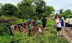 Hiện trường vụ lật xe buýt chở  học sinh, 2 em tử vong thương tâm ở Thái Lan