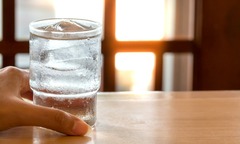 Thói quen uống nước sai lầm gây hại cho thận