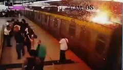 Clip: Sét bất ngờ đánh trúng đoàn tàu, tia lửa bắt ra tung tóe, hành khách kinh hãi