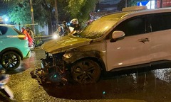 Ô tô 7 chỗ bất ngờ bốc cháy trong cơn mưa lớn ở TP.HCM