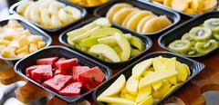 Rồng rắn xếp hàng 3 giờ để chờ miếng dưa hấu cắt sẵn: Khi sự lười biếng thành  "gà đẻ trứng vàng " cho doanh nghiệp