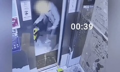 Clip: Bé trai mắc kẹt trong thang máy, tất cả chỉ vì hành động  "vô tư " của mẹ