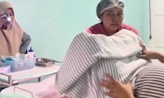 Con dâu sinh con quá lâu, mẹ chồng nói một câu khiến dân mạng phẫn nộ