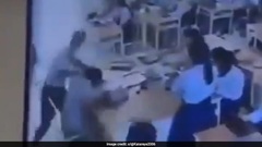 Bị trừ điểm trong bài kiểm tra, nam sinh lao vào hành hung nữ giáo viên ngay giữa lớp học