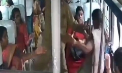 Clip: Xe buýt phanh gấp, người phụ nữ rơi xuống đường tử vong thương tâm