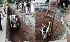 Clip: Taxi tự lái đang chở khách bất ngờ vượt qua rào chắn công trường, lao thẳng xuống hố