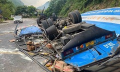 Tin tức tai nạn giao thông mới nhất ngày 14/8: Va chạm với xe tải, một học sinh đi xe điện tử vong