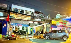 Hiện trường vụ ô tô tông sập 2 nhà dân, 2 người bị thương nặng ở TP.HCM