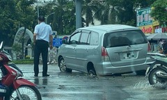 Ô tô 7 chỗ  "đứng bánh " giữa đường ở Hà Nội vì sụt  "hố tử thần ", nguyên nhân do đâu?