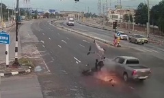 Clip: Xe bán tải vượt đèn đỏ  "lao như tên bắn " vào xe máy, 3 người trong một gia đình tử vong