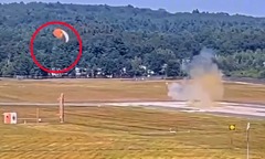 Clip: Ghế phóng bất ngờ kích hoạt, hành khách bị hất văng khỏi tiêm kích Mỹ