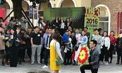 Mang vòng hoa tới cầu hôn, nam thanh niên bị bạn gái tát tới tấp