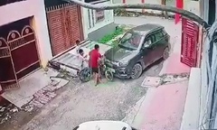 Clip: Ô tô bất ngờ tăng tốc, đâm 3 đứa trẻ đang chơi trước cửa nhà