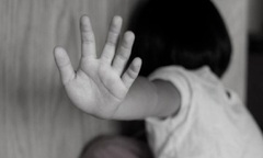 Người phụ nữ nhẫn tâm ngược đãi ba con nhỏ suốt 5 năm, khiến những đứa trẻ như mắc bệnh để lừa tiền từ thiện tại Mỹ