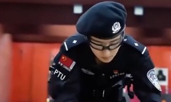 Nữ cảnh sát Trung Quốc gây  "bão " mạng xã hội nhờ kỹ năng bắn súng  "bách phát bách trúng "