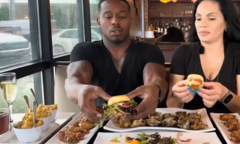  Ô tô lao vào nhà hàng, cửa kính vỡ tung tóe, 2 Influencer thoát nạn trong gang tấc