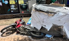 Hiện trường vụ 2 cuộn thép hàng chục tấn rơi xuống đường, đè bẹp xe máy ở TP.HCM