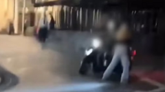 Clip: Bị phàn nàn vì lái ẩu, vượt đèn đỏ, tài xế xe ôm công nghệ tăng ga, cố tình lao vào nữ hành khách