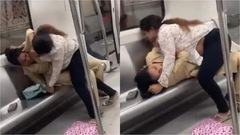 Clip: Hai người phụ nữ túm tóc, lao vào đánh nhau ngay trên tàu điện