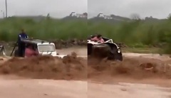 Clip: Phớt lờ lời can ngăn, 2 thanh niên lái Jeep vượt lũ và cái kết  "đứng tim " sau 10 giây