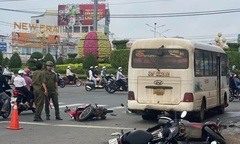 Hiện trường xe khách 29 chỗ  "lùa " hàng loạt xe máy đang dừng đèn đỏ ở Đồng Nai