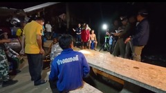 Clip: Bị xua đuổi, voi rừng  "nổi điên "giẫm người đàn ông tử vong, 1 người bị thương