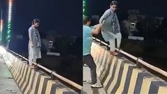 Clip: Người phụ nữ trèo lên lan can cầu, định nhảy sông tự kết liễu và màn giải cứu nhanh như chớp từ người qua đường