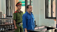 Mang  "quà kỷ niệm " là viên đạn lên máy bay, người đàn ông ở Nghệ An lĩnh án