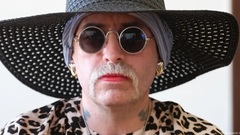 Nam phạm nhân đổi tên, tự nhận giới tính nữ để được ở nhà tù cùng các  "chị em "