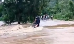 Clip: Cố băng qua cầu ngập, 3 người đi xe máy bị dòng nước dữ cuốn trôi