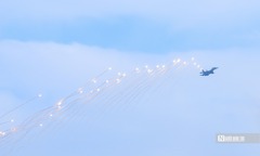 Dàn tiêm kích SU-30MK2 thả bẫy nhiệt trên bầu trời Hà Nội