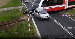 Clip: Đâm gãy barie rồi dừng giữa đường ray, chiếc xe ô tô bị tàu hỏa tông biến dạng