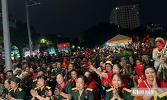 Thức xuyên đêm chờ xem tổng duyệt A80, hát vang  "như có Bác trong ngày đại thắng "