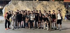 Hai cô gái chi hơn 100 triệu đồng thuê 24  "soái ca " hộ tống leo núi