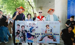 “Hoàng tử châu Á” Lee Kwang Soo đến Việt Nam, hào hứng đội nón lá