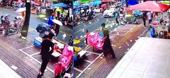 Đau khổ vì chia tay bạn gái, người đàn ông ném hơn 55 triều đồng ra đường