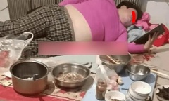Vợ nặng 125kg suốt ngày nằm lỳ xem điện thoại nhưng vẫn được chồng yêu chiều chỉ vì 1 lý do
